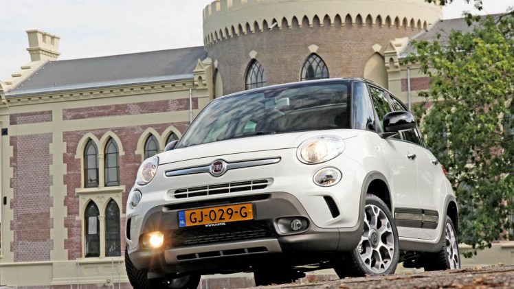 Autotest Fiat 500L en nieuwe Fiat 500. In een retour Amsterdam-Maastricht schatten we de 500L en 500 opnieuw op waarde.
