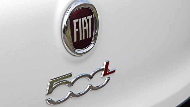 Autotest Fiat 500L en nieuwe Fiat 500. In een retour Amsterdam-Maastricht schatten we de 500L en 500 opnieuw op waarde.