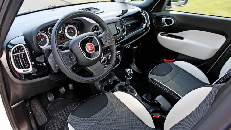 Autotest Fiat 500L en nieuwe Fiat 500. In een retour Amsterdam-Maastricht schatten we de 500L en 500 opnieuw op waarde.