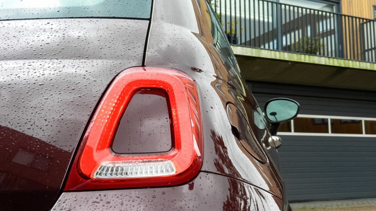 Autotest Fiat 500L en nieuwe Fiat 500. In een retour Amsterdam-Maastricht schatten we de 500L en 500 opnieuw op waarde.