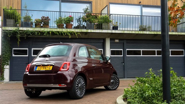 Autotest Fiat 500L en nieuwe Fiat 500. In een retour Amsterdam-Maastricht schatten we de 500L en 500 opnieuw op waarde.
