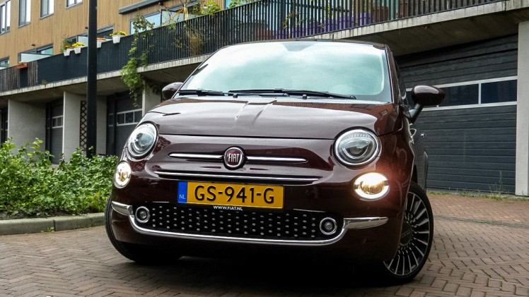 Autotest Fiat 500L en nieuwe Fiat 500. In een retour Amsterdam-Maastricht schatten we de 500L en 500 opnieuw op waarde.