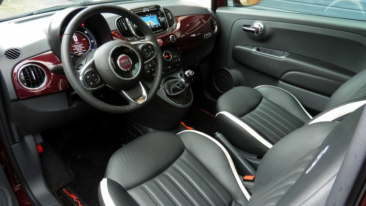 Autotest Fiat 500L en nieuwe Fiat 500. In een retour Amsterdam-Maastricht schatten we de 500L en 500 opnieuw op waarde.