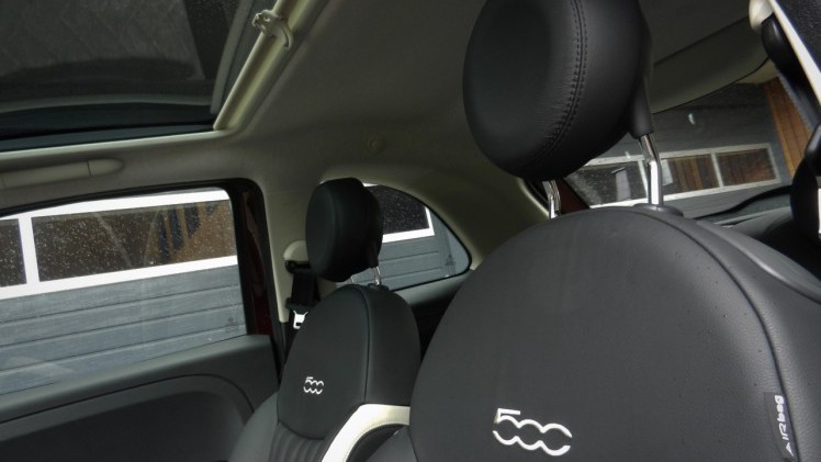 Autotest Fiat 500L en nieuwe Fiat 500. In een retour Amsterdam-Maastricht schatten we de 500L en 500 opnieuw op waarde.