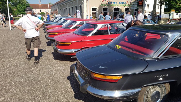Zo'n vijftig exemplaren van het midden jaren zestig verdwenen automerk Panhard kwamen afgelopen weekend samen in Frankrijk.