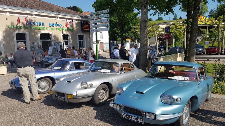 Zo'n vijftig exemplaren van het midden jaren zestig verdwenen automerk Panhard kwamen afgelopen weekend samen in Frankrijk.