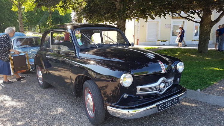 Zo'n vijftig exemplaren van het midden jaren zestig verdwenen automerk Panhard kwamen afgelopen weekend samen in Frankrijk.