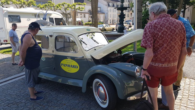 Zo'n vijftig exemplaren van het midden jaren zestig verdwenen automerk Panhard kwamen afgelopen weekend samen in Frankrijk.