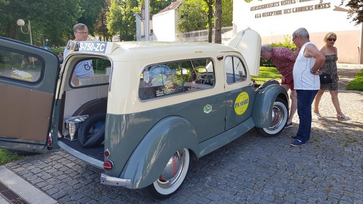 Zo'n vijftig exemplaren van het midden jaren zestig verdwenen automerk Panhard kwamen afgelopen weekend samen in Frankrijk.