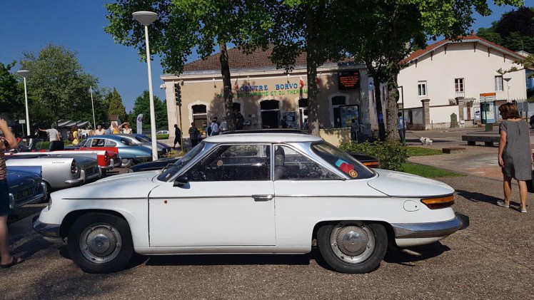 Zo'n vijftig exemplaren van het midden jaren zestig verdwenen automerk Panhard kwamen afgelopen weekend samen in Frankrijk.