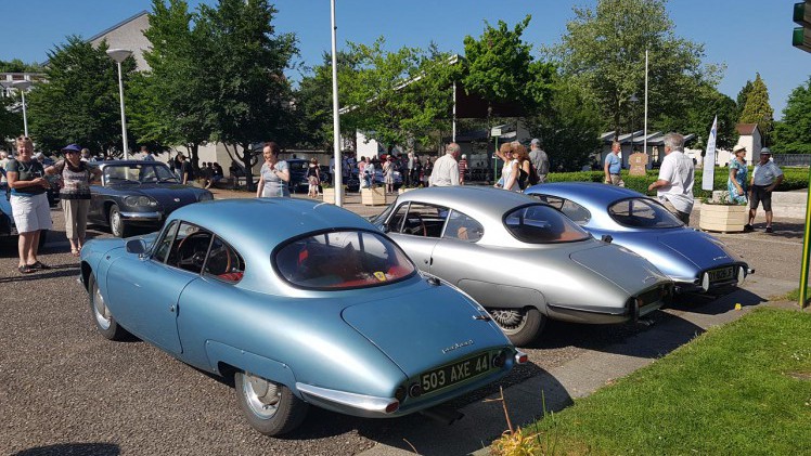 Zo'n vijftig exemplaren van het midden jaren zestig verdwenen automerk Panhard kwamen afgelopen weekend samen in Frankrijk.