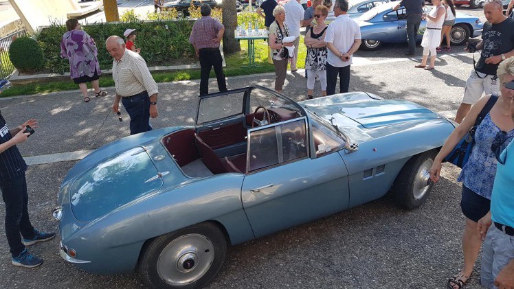 Zo'n vijftig exemplaren van het midden jaren zestig verdwenen automerk Panhard kwamen afgelopen weekend samen in Frankrijk.