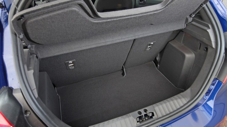 AutoVandaag deed een rijtest met de nieuwe Ford Ka+ Trend Ultimate 85 pk. De auto vormt een budgetmodel onder de even grote Fiesta. Voegt dat wat toe?