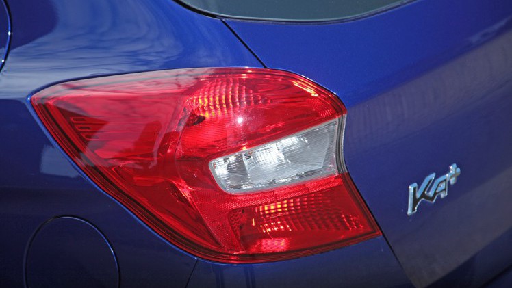 AutoVandaag deed een rijtest met de nieuwe Ford Ka+ Trend Ultimate 85 pk. De auto vormt een budgetmodel onder de even grote Fiesta. Voegt dat wat toe?