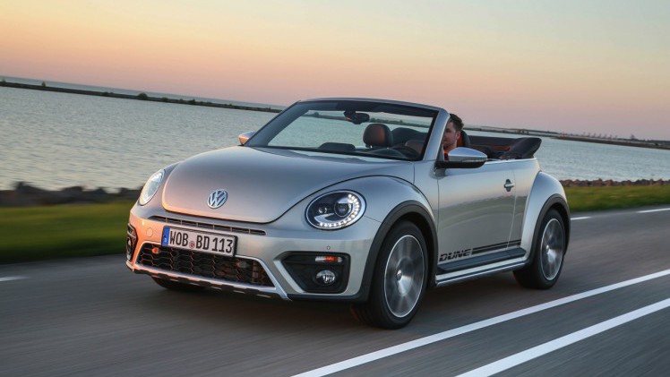 Autotest Volkswagen Beetle Dune, de stoere Beetle met historische verantwoording. AutoVandaag rijdt met de Beetle Dune 1.4 TSI en 2.0 TSI DSG.