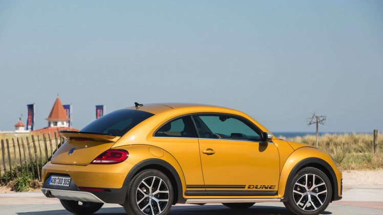 Autotest Volkswagen Beetle Dune, de stoere Beetle met historische verantwoording. AutoVandaag rijdt met de Beetle Dune 1.4 TSI en 2.0 TSI DSG.