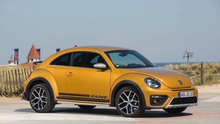 Autotest Volkswagen Beetle Dune, de stoere Beetle met historische verantwoording. AutoVandaag rijdt met de Beetle Dune 1.4 TSI en 2.0 TSI DSG.