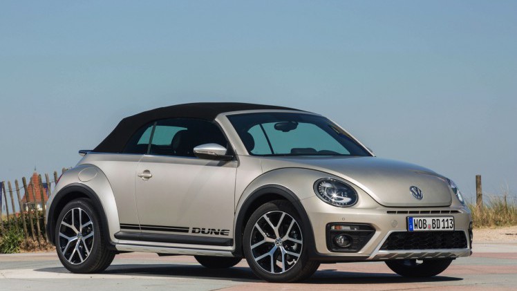 Autotest Volkswagen Beetle Dune, de stoere Beetle met historische verantwoording. AutoVandaag rijdt met de Beetle Dune 1.4 TSI en 2.0 TSI DSG.