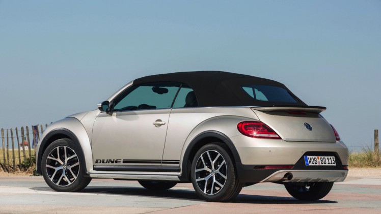 Autotest Volkswagen Beetle Dune, de stoere Beetle met historische verantwoording. AutoVandaag rijdt met de Beetle Dune 1.4 TSI en 2.0 TSI DSG.