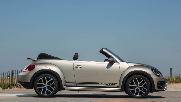Autotest Volkswagen Beetle Dune, de stoere Beetle met historische verantwoording. AutoVandaag rijdt met de Beetle Dune 1.4 TSI en 2.0 TSI DSG.