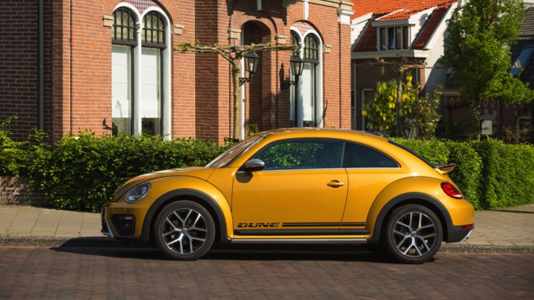 Autotest Volkswagen Beetle Dune, de stoere Beetle met historische verantwoording. AutoVandaag rijdt met de Beetle Dune 1.4 TSI en 2.0 TSI DSG.