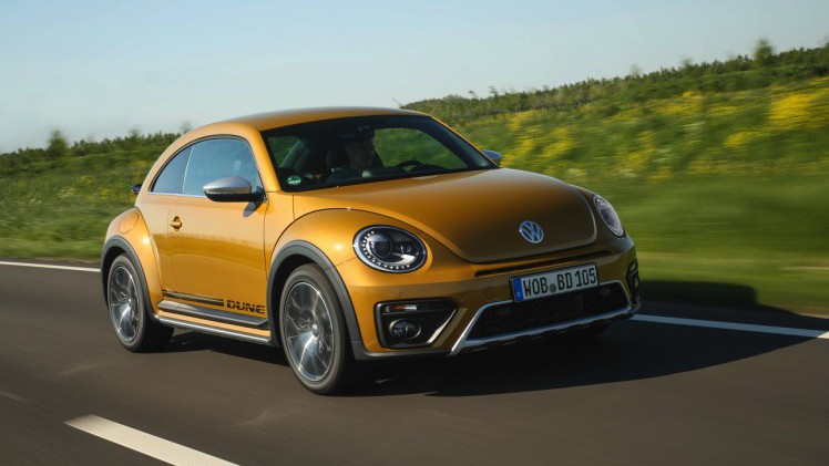 Autotest Volkswagen Beetle Dune, de stoere Beetle met historische verantwoording. AutoVandaag rijdt met de Beetle Dune 1.4 TSI en 2.0 TSI DSG.