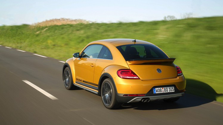 Autotest Volkswagen Beetle Dune, de stoere Beetle met historische verantwoording. AutoVandaag rijdt met de Beetle Dune 1.4 TSI en 2.0 TSI DSG.