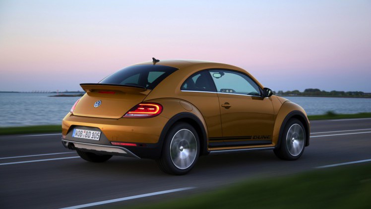 Autotest Volkswagen Beetle Dune, de stoere Beetle met historische verantwoording. AutoVandaag rijdt met de Beetle Dune 1.4 TSI en 2.0 TSI DSG.
