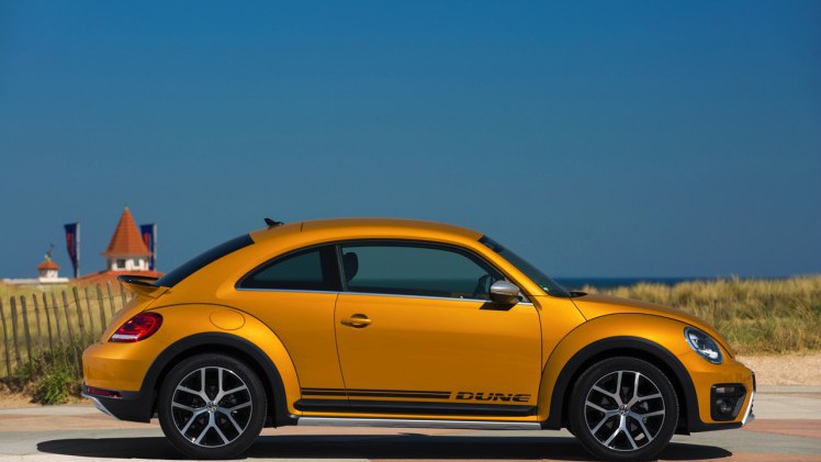 Autotest Volkswagen Beetle Dune, de stoere Beetle met historische verantwoording. AutoVandaag rijdt met de Beetle Dune 1.4 TSI en 2.0 TSI DSG.