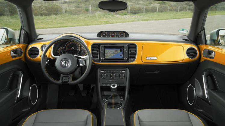 Autotest Volkswagen Beetle Dune, de stoere Beetle met historische verantwoording. AutoVandaag rijdt met de Beetle Dune 1.4 TSI en 2.0 TSI DSG.