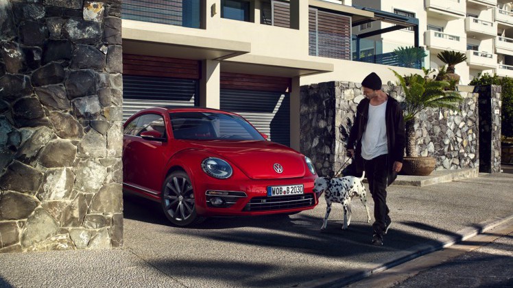 Prijzen en uitvoeringen Volkswagen Beetle. In de zomer van 2016 krijgt de iconische Volkswagen een mini facelift met updates en komt de stoere Beetle Dune de showroom vergezellen.