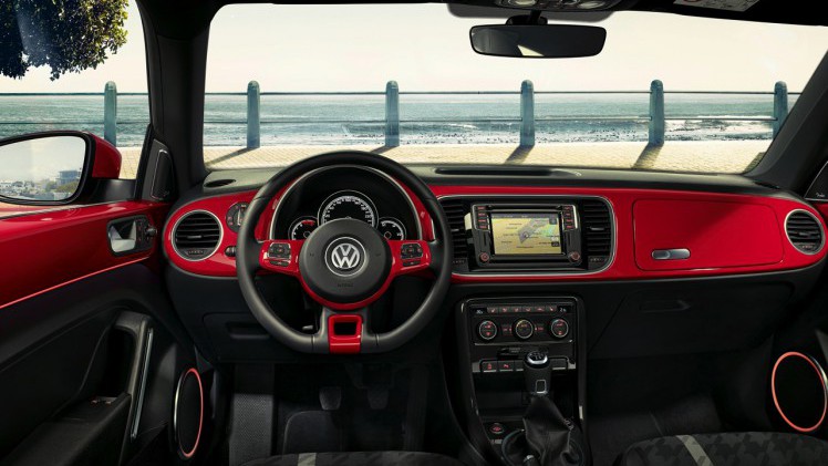 Prijzen en uitvoeringen Volkswagen Beetle. In de zomer van 2016 krijgt de iconische Volkswagen een mini facelift met updates en komt de stoere Beetle Dune de showroom vergezellen.