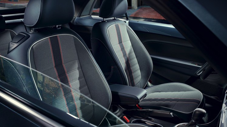 Prijzen en uitvoeringen Volkswagen Beetle. In de zomer van 2016 krijgt de iconische Volkswagen een mini facelift met updates en komt de stoere Beetle Dune de showroom vergezellen.