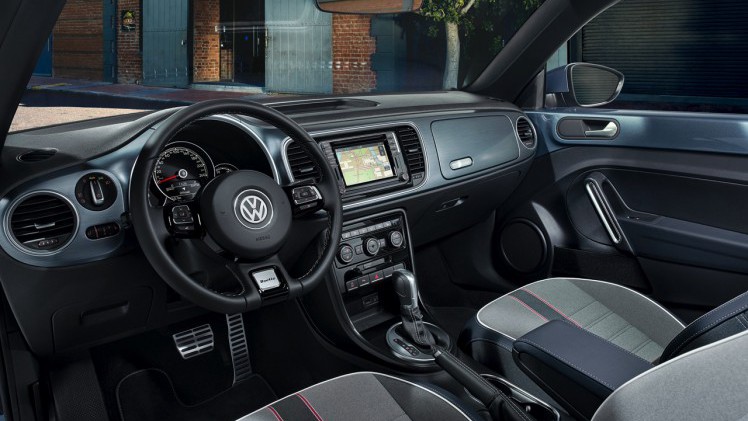 Prijzen en uitvoeringen Volkswagen Beetle. In de zomer van 2016 krijgt de iconische Volkswagen een mini facelift met updates en komt de stoere Beetle Dune de showroom vergezellen.