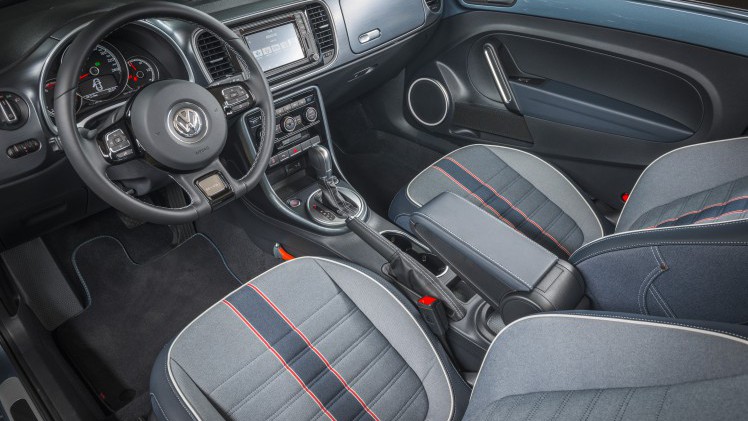 Prijzen en uitvoeringen Volkswagen Beetle. In de zomer van 2016 krijgt de iconische Volkswagen een mini facelift met updates en komt de stoere Beetle Dune de showroom vergezellen.