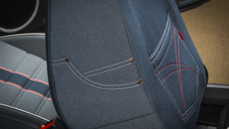 Prijzen en uitvoeringen Volkswagen Beetle. In de zomer van 2016 krijgt de iconische Volkswagen een mini facelift met updates en komt de stoere Beetle Dune de showroom vergezellen.