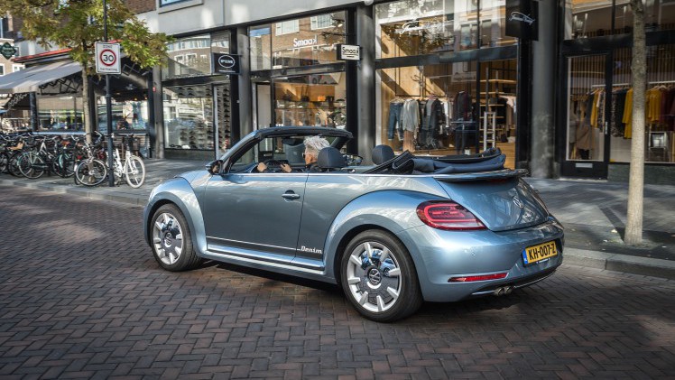 Prijzen en uitvoeringen Volkswagen Beetle. In de zomer van 2016 krijgt de iconische Volkswagen een mini facelift met updates en komt de stoere Beetle Dune de showroom vergezellen.