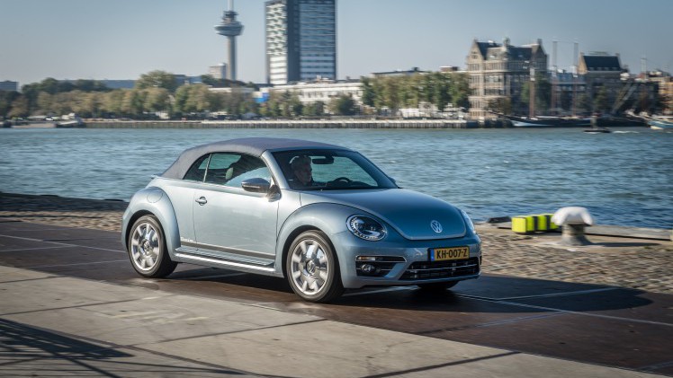 Prijzen en uitvoeringen Volkswagen Beetle. In de zomer van 2016 krijgt de iconische Volkswagen een mini facelift met updates en komt de stoere Beetle Dune de showroom vergezellen.
