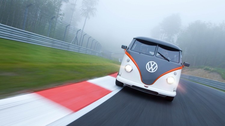 Volkswagen Transporer T1 Bulli zorgt met Porsche genen en 530 pk motor voor spektakel op Wrthersee Treffen 2015.