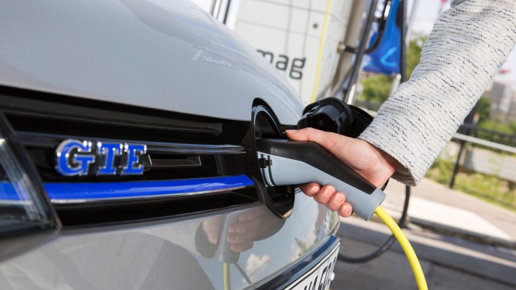 De Volkswagen Golf GTE plug-in hybride is extra aantrekkelijk als Connected Series met meer uitrusting tegen lagere bijtelling.