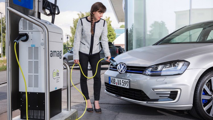 De Volkswagen Golf GTE plug-in hybride is extra aantrekkelijk als Connected Series met meer uitrusting tegen lagere bijtelling.