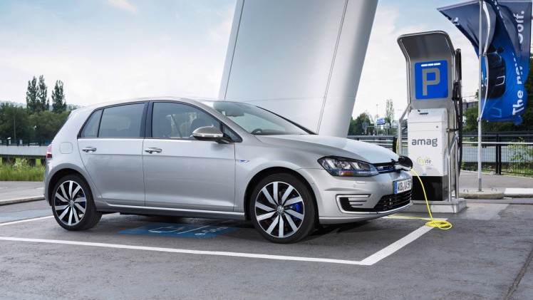 De Volkswagen Golf GTE plug-in hybride is extra aantrekkelijk als Connected Series met meer uitrusting tegen lagere bijtelling.