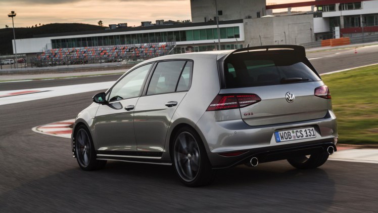 Volkswagen Golf GTI Clubsport tussen GTI en R geprijsd. Voor een prijs van 43.490 euro krijg je een Golf met maximaal 290 pk op de voorwielen. Eind maart 2016 staat de introductie voor Nederland.