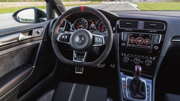 Volkswagen Golf GTI Clubsport tussen GTI en R geprijsd. Voor een prijs van 43.490 euro krijg je een Golf met maximaal 290 pk op de voorwielen. Eind maart 2016 staat de introductie voor Nederland.