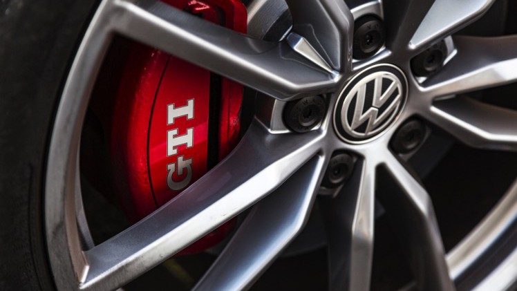 Volkswagen Golf GTI Clubsport tussen GTI en R geprijsd. Voor een prijs van 43.490 euro krijg je een Golf met maximaal 290 pk op de voorwielen. Eind maart 2016 staat de introductie voor Nederland.