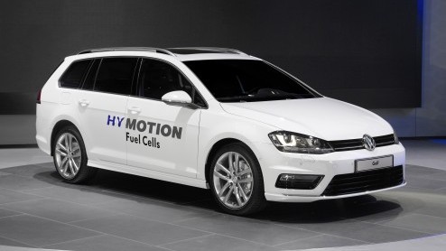 Volkswagen presenteert een Golf HyMotion met brandstofcel op waterstof maar neemt de auto nog niet in productie.