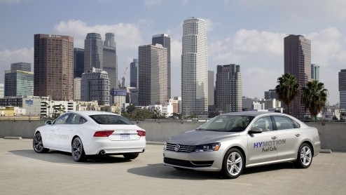 Volkswagen presenteert een Golf HyMotion met brandstofcel op waterstof maar neemt de auto nog niet in productie.