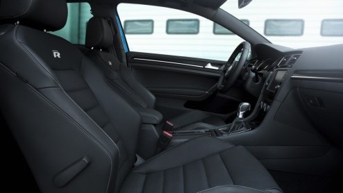 Test Volkswagen Golf R 300 pk. Gereden met de Volkswagen Golf 7 R, het sportieve topmodel van de Golf-familie met 300 pk en 4Motion vierwielaandrijving. Is hij de Koning van de hot hatches?