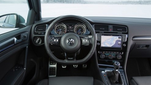 Test Volkswagen Golf R 300 pk. Gereden met de Volkswagen Golf 7 R, het sportieve topmodel van de Golf-familie met 300 pk en 4Motion vierwielaandrijving. Is hij de Koning van de hot hatches?
