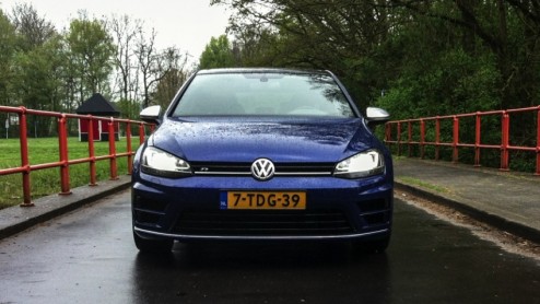 Test Volkswagen Golf R 300 pk. Gereden met de Volkswagen Golf 7 R, het sportieve topmodel van de Golf-familie met 300 pk en 4Motion vierwielaandrijving. Is hij de Koning van de hot hatches?